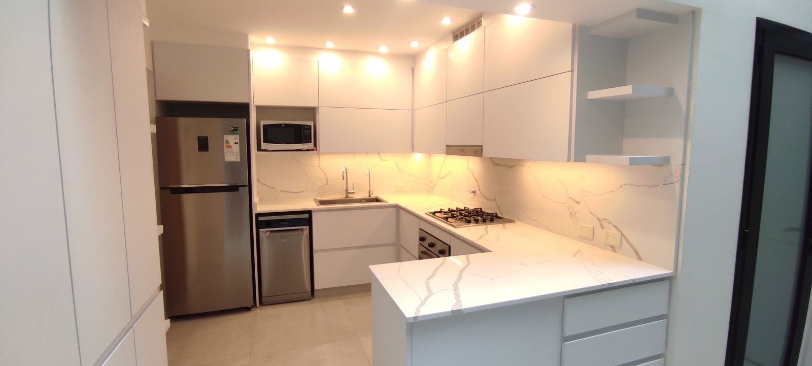 Estantes Flotantes — Materia Gris