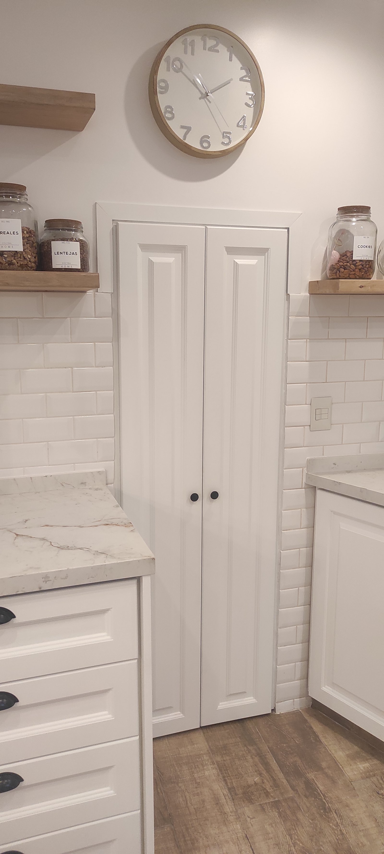 Instalación profesional de muebles a medida por el equipo técnico de Materia Gris