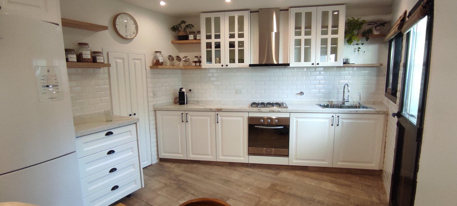 Placard blanco moderno con interior organizado